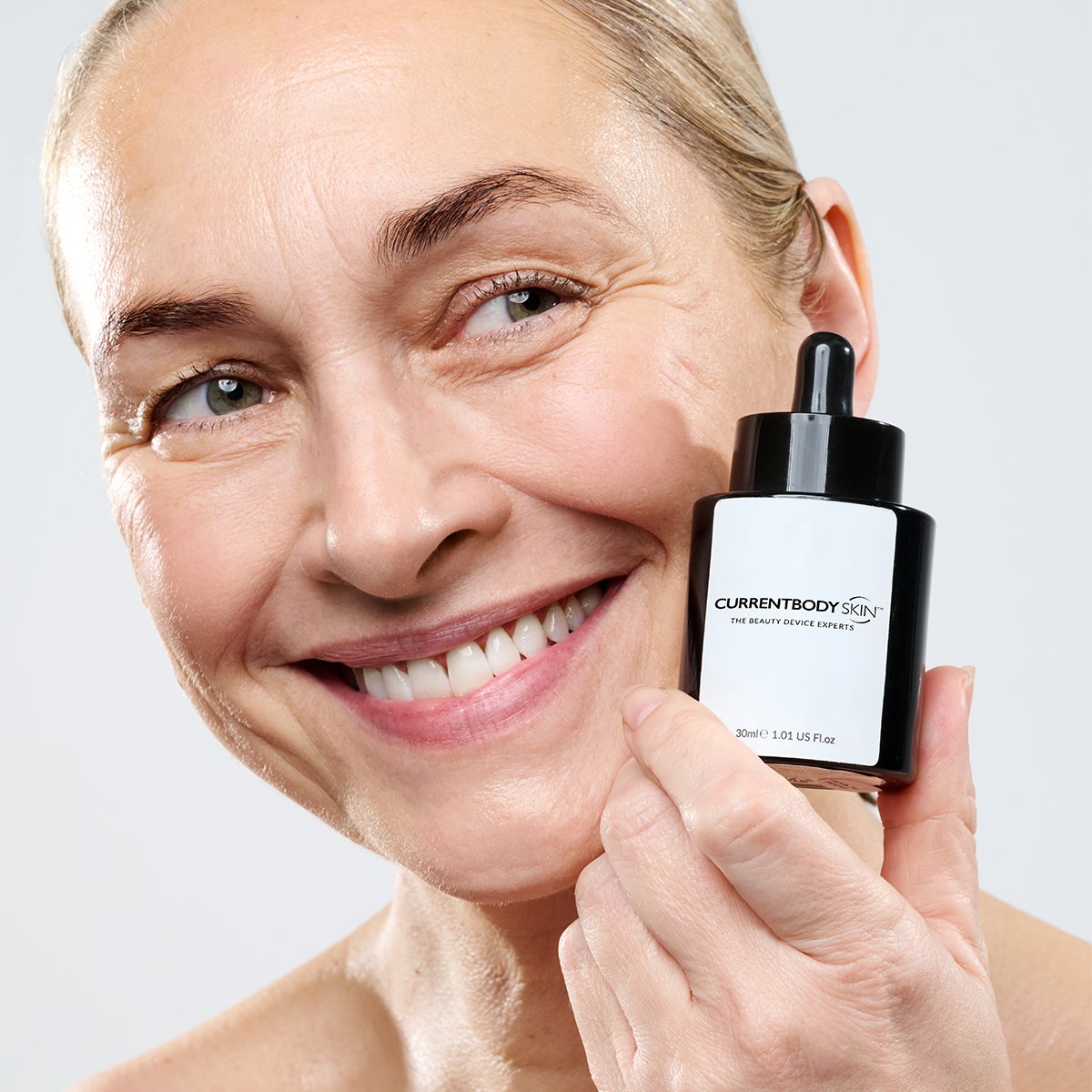 CurrentBody Skin LED Gesichtsmaske: 2. Generation & Green Tea Serum (30ml)